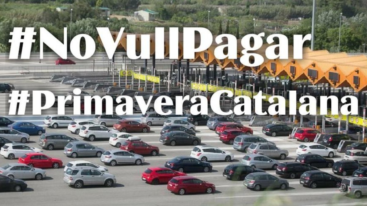 Una fotografia d'un peatge amb vehicles amb el lema 'No vull pagar' #Primaveracatalana.