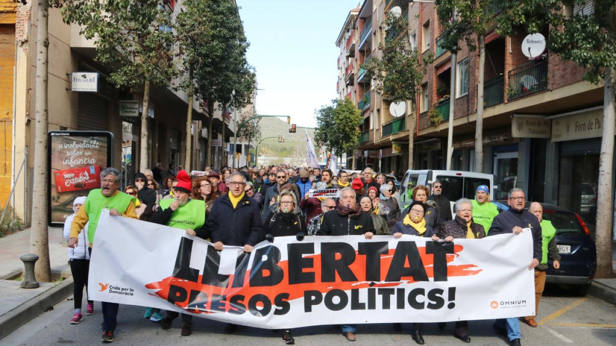 Pla obert de la capçalera de la manifestació per l'alliberament dels polítics presos al Vendrell