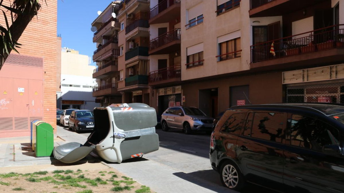 Pla obert d'un contenidor bolcat pel vent al Vendrell