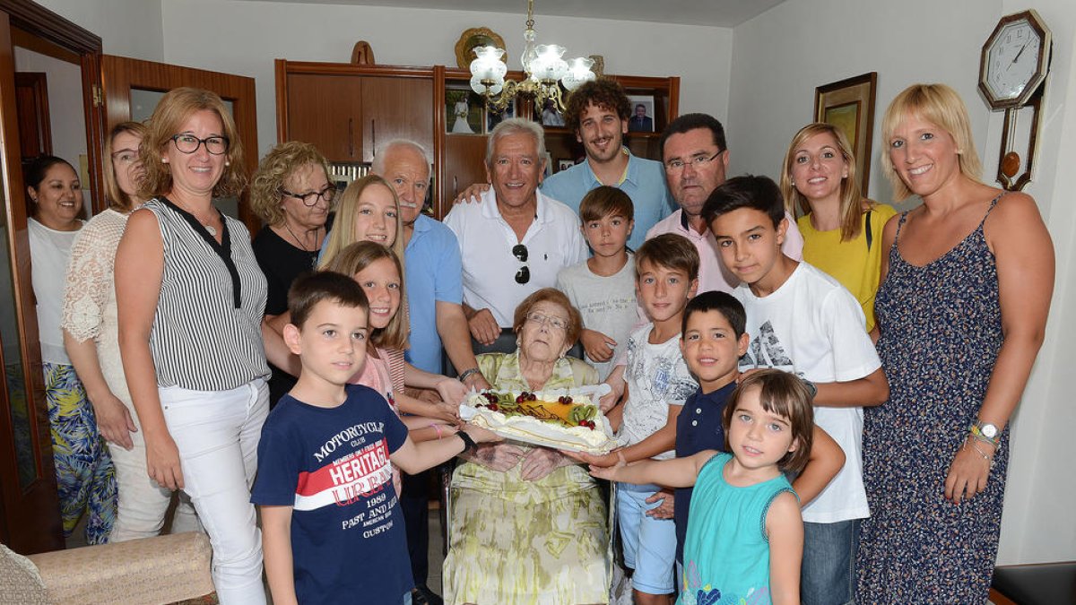 La pobletana Ana Esmeralda Durán ha celebrat els seu 100 anys rodejada de la família.
