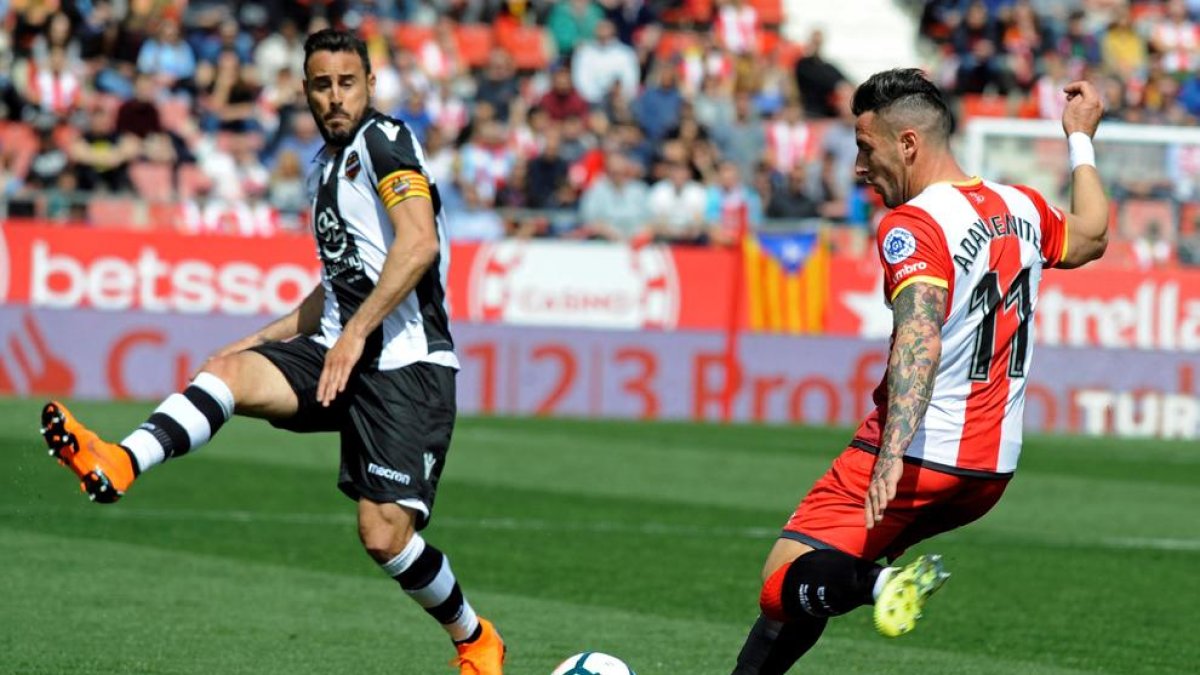 Un momento del partido Girona-Levante.