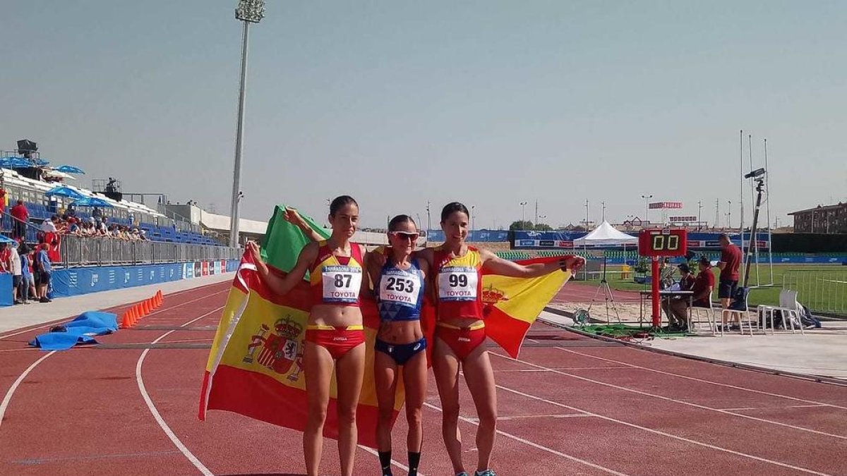 El podio femenino de la Media Maratón.