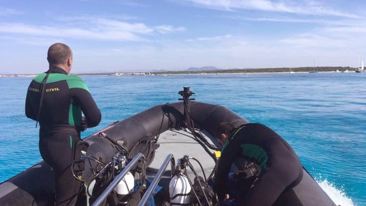 Els submarinistes de la Guàrdia Civil durant la búsqueda dels turistes