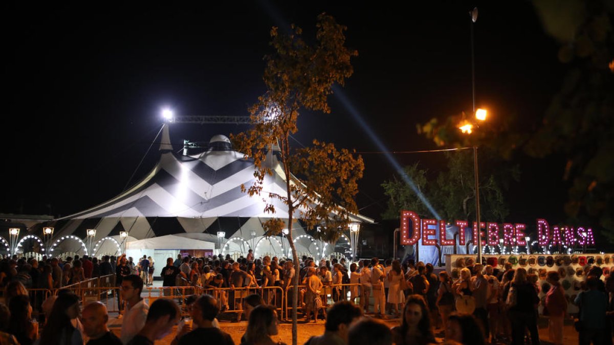L'exterior de la carpa on s'ha celebrat la 14a edició del Festival Deltebre Dansa.