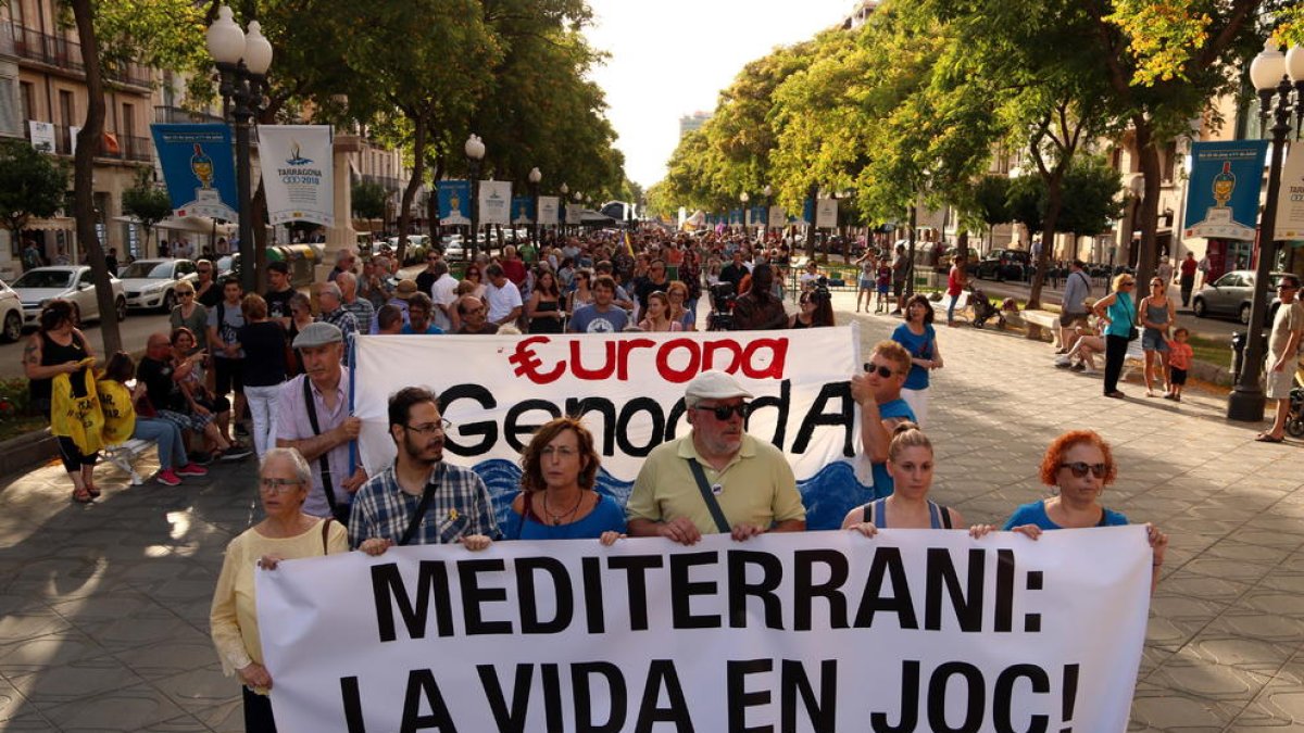 Pla general dels manifestants en la protesta per denunciar les problemàtiques humanitàries i la vulneració de drets humans als països de la Mediterrània.