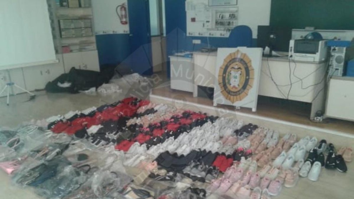 Los agentes intervinieron cuatro bolsas a los manteros que contenían 49 bolsos de mano y 125 pares de zapatos falsificados.