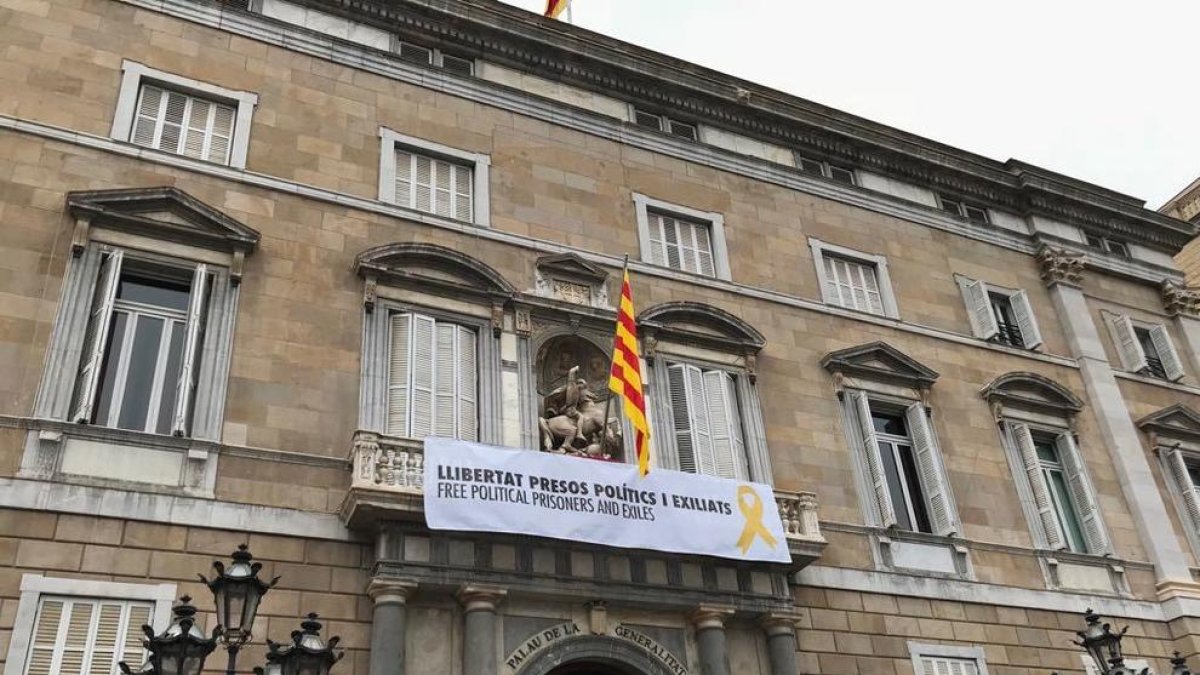Pancarta instal·lada a la façana del Palau de la Generalitat.
