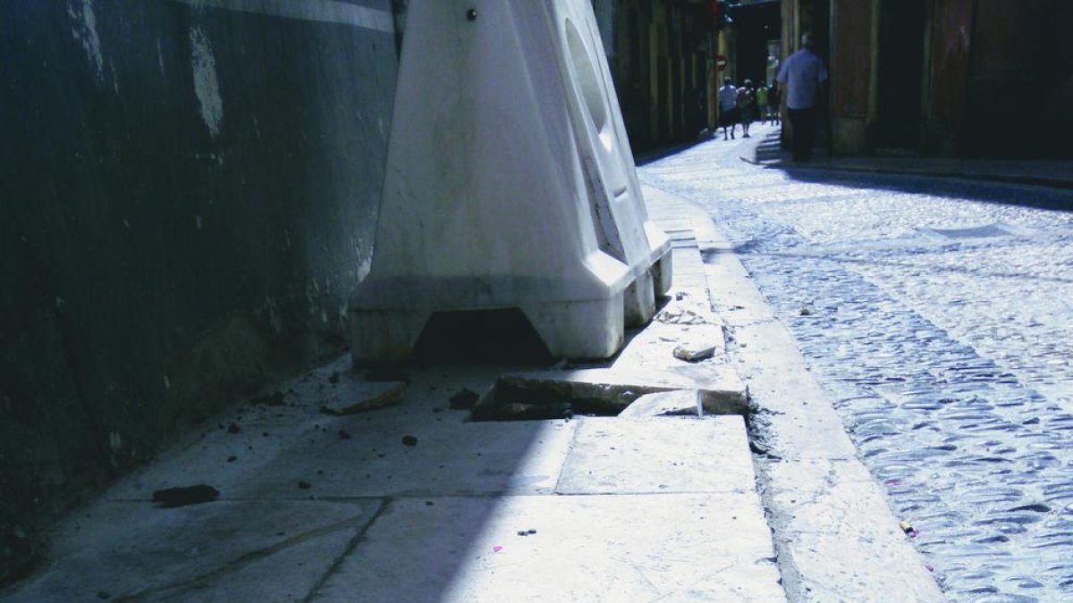 Imagen de la acera rota en la calle Cavallers.
