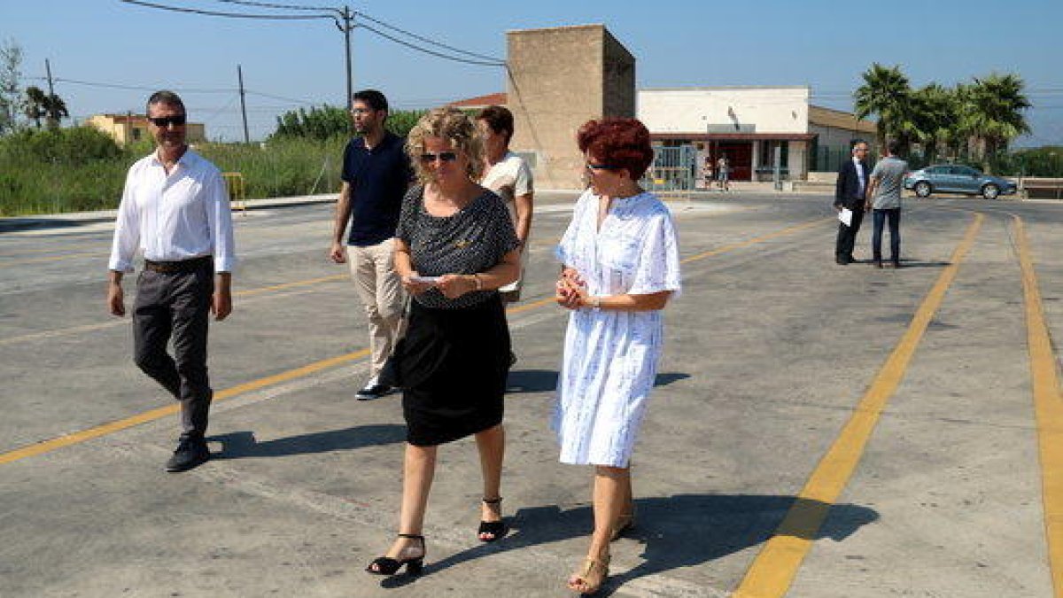 La alcaldesa de Tortosa, Meritxell Roigé, y la jefa de Tráfico en Tarragona y el Ebro, Maria Teresa Gulbenzu, visitando la pista de exàmen de Tortosa con representantes de las Autoescuelas.