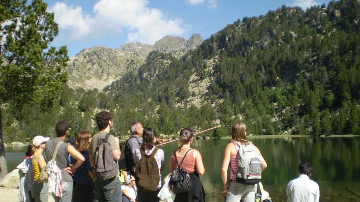 El professor de Geografia de la UdL, Ignasi Aldomà, impartint un taller a l'Alt Pirineu com els que es duran a terme en el marc del Màster en gestió d'àrees de muntanya.