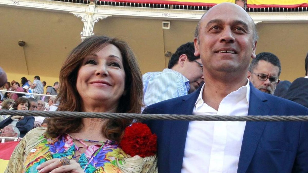 La periodista Ana Rosa Quintana con su marido, juan Muñoz.