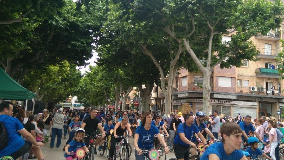 Imagen del grupo más numeroso de la bicicletada formado por la Escola Àngels Garriga.
