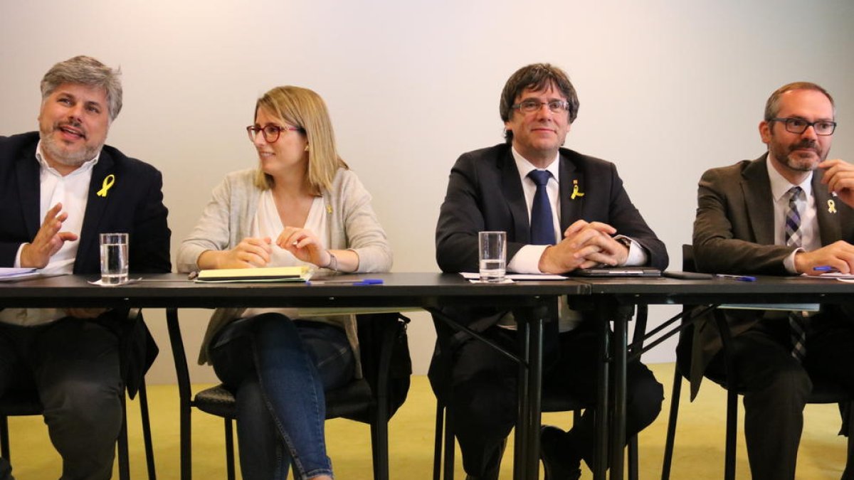 Albert Batet, Elsa Artadi, Carles Puigdemont y Josep Costa, durante la reunión de JxCat en Berlín, el 18 de abril de 2018