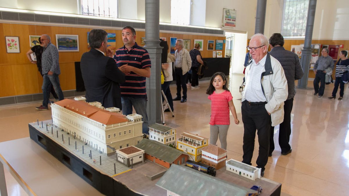 El president, al centre, en la mostra de tallers de l'AVV I de Maig.