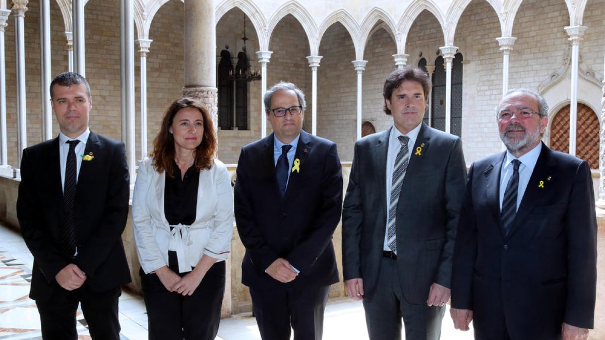 De izquierda a derecha: Josep Maria Cruset, Mercè Conesa, Quim Torra, Pere Vila y Joan Reñé, en la Generalitat.