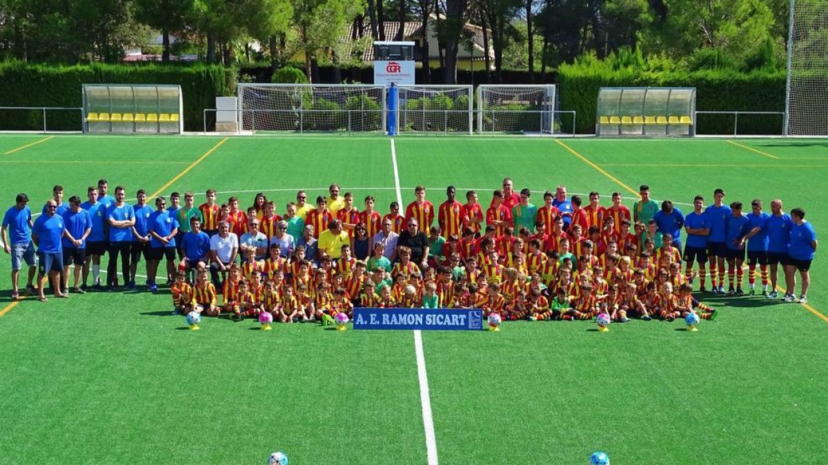 Foto de família dels equips de l'A.E Ramon Sicart per la temporada 2018-2019.