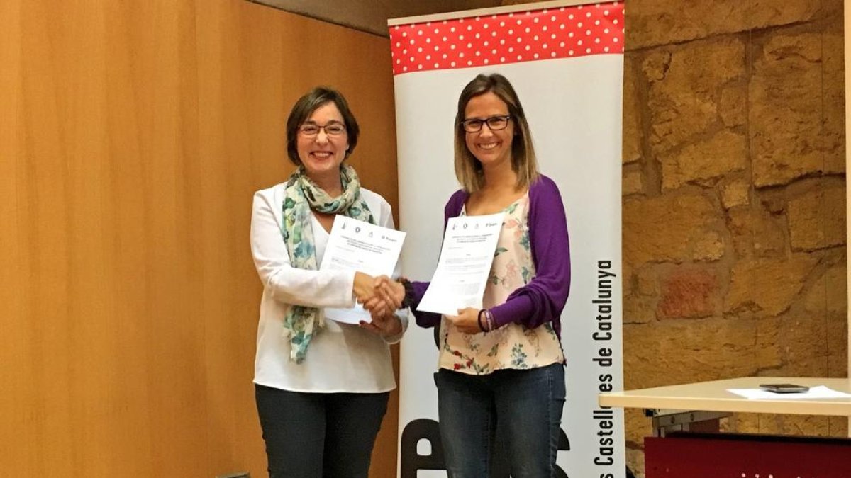 La tinent d'alcalde de Cultura, Begoña Floria, junt a Inés Solé, presidenta de la Coordinadora de Colles Castelleres de Catalunya.