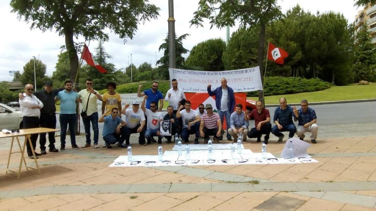Imagen de la concentración que tuvo lugar el lunes delante del Consulat del Marroc en la ciudad de Tarragona.
