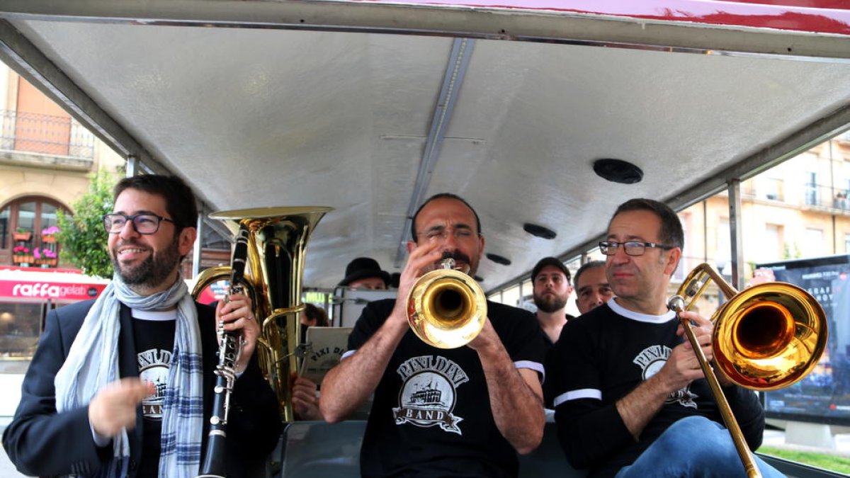 Pla mig de tres músics tocant en el tren turístic de Tarragona en el marc de la 24 ena edició del Festival Dixieland.