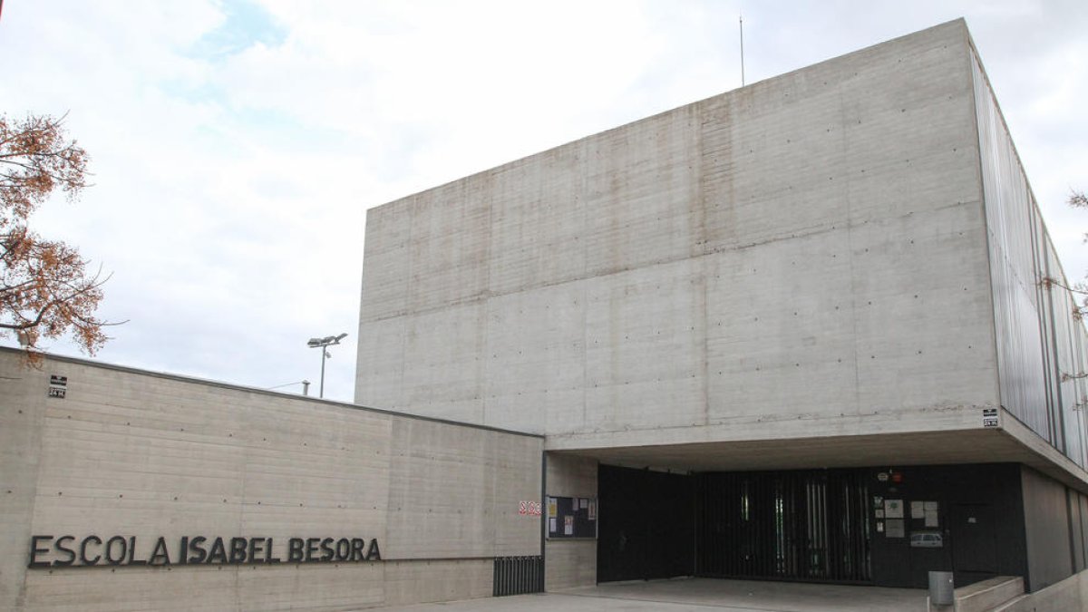 Una imagen de archivo del acceso principal a la Escola Isabel Besora.