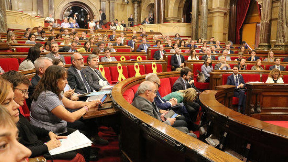 Plano general de un momento del pleno en el Parlament este martes 2 de octubre de 2018.