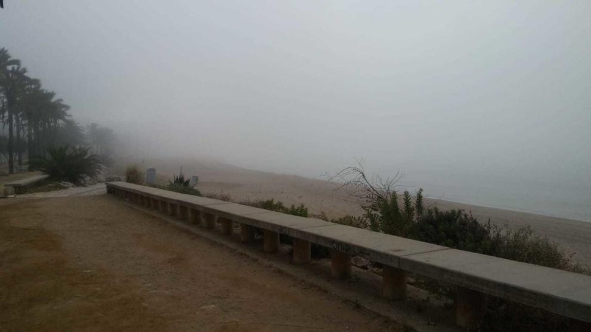 La niebla cubre la playa del Miracle de Tarragona este lunes 1 de julio.