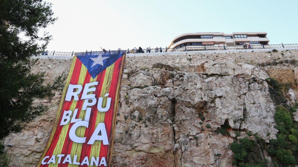 La estelada que fue paseada durante la Patum de Berga, ayer tarde en el Balcó del Mediterrani.