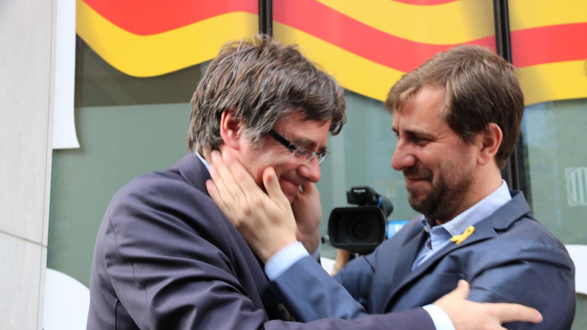 L'expresident Carles Puigdemont saluda Toni Comín a la seva arribada a la Delegació de la Generalitat davant de la UE.