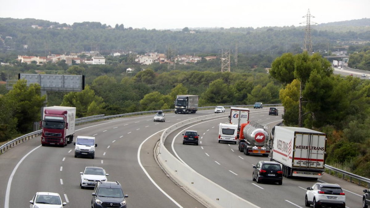 Pla general de camions i turismes circulant per l'AP-7 al Tarragonès.