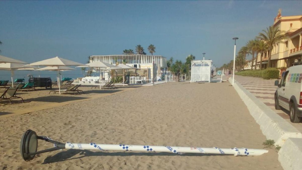 Es va fer caure a terra un fanal al passeig Marítim a l'alçada del Sanatori.