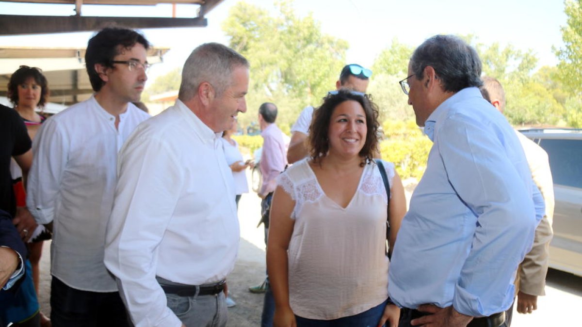 El president de la Generalitat, Quim Torra, el delegat del Govern a l'Ebre, Xavier Pallarés, amb l'alcalde de Flix, Francesc Barbero i la regidora Norma Pujol al centre operatiu a Vinebre.