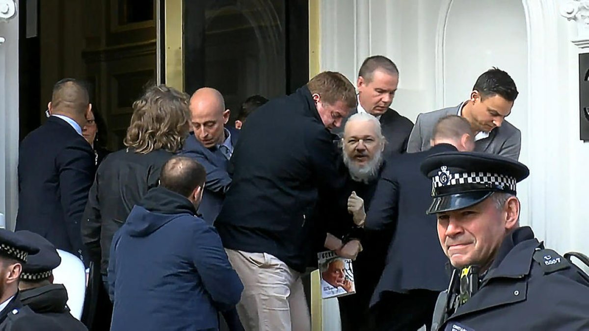 Fotograma de un vídeo que muestra a la policía británica arrestando a Julian Assange en la embajada Ecuatoriana.