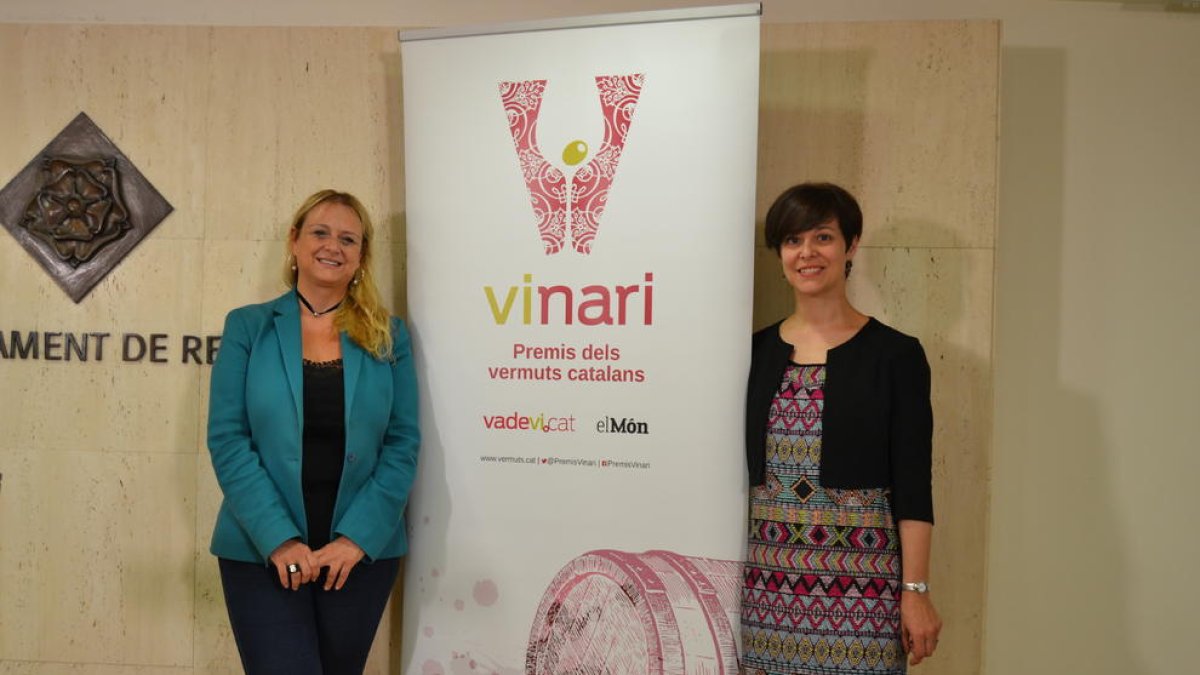 La regidora de Turisme i Projecció de Ciutat, Montserrat Caelles, i la directora dels Premis Vinari, Eva Vicens, en la roda de premsa de presentació dels quarts premis Vinari.