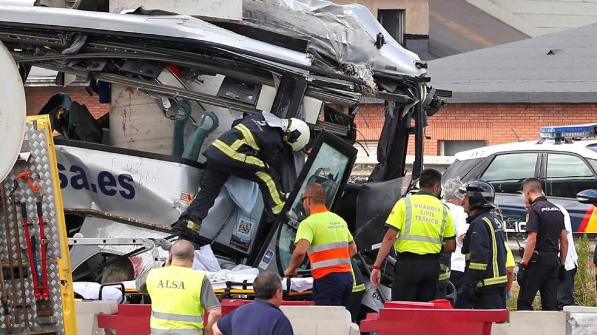 El vehicle ha topat contra un pilar de ciment d'un viaducte.