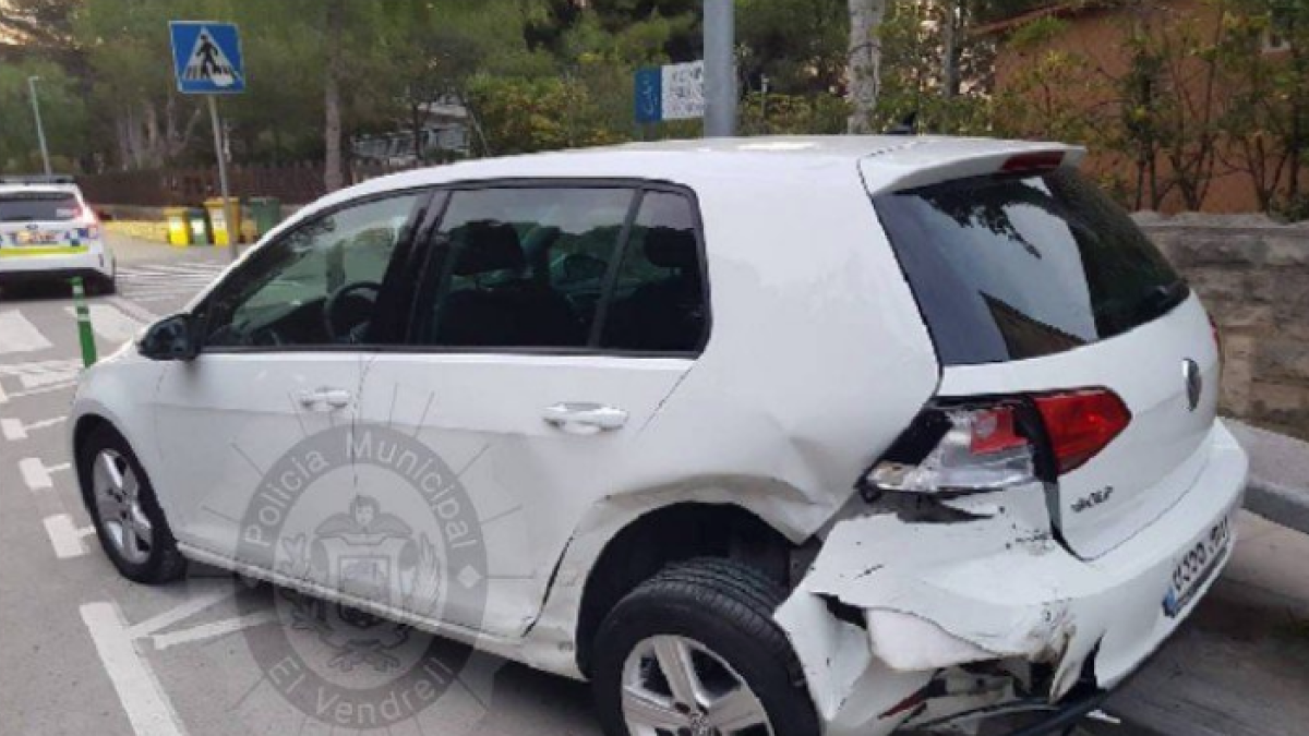 Imagen del vehículo estacionado que ha recibido el impacto.