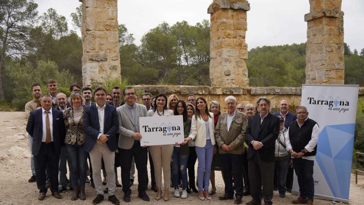 Fotografia de família del Partit Popular de Tarragona en l'acte de presentació de la seva candidatura a les eleccions del 26-M.