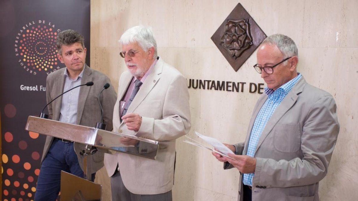 Imagen del concejal de Promoción Económica, Marc Arza, el director gerente de la Fundació Gresoll, Robert Moragues, y el director de los XII Premis Gaudí Gresol, Joan Batet.
