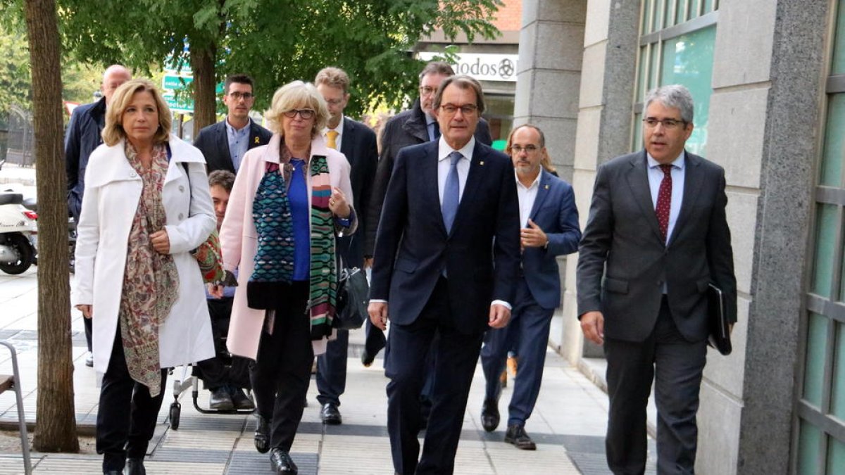 L'arribada, d'esquerra a dreta, de Joana Ortega, Irene Rigau, Artur Mas i Francesc Homs al Tribunal de Comptes el 10 d'octubre de 2018.