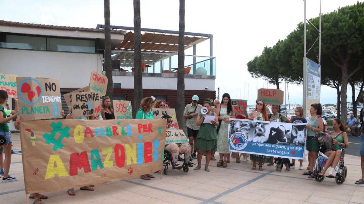 Plan|Plano general de los manifestante durante la lectura del manifiesto para defender la Amazonia al final de la protesta organizada en Cambrils. Imagen del 1 de septiembre del 2019 (Horizontal).