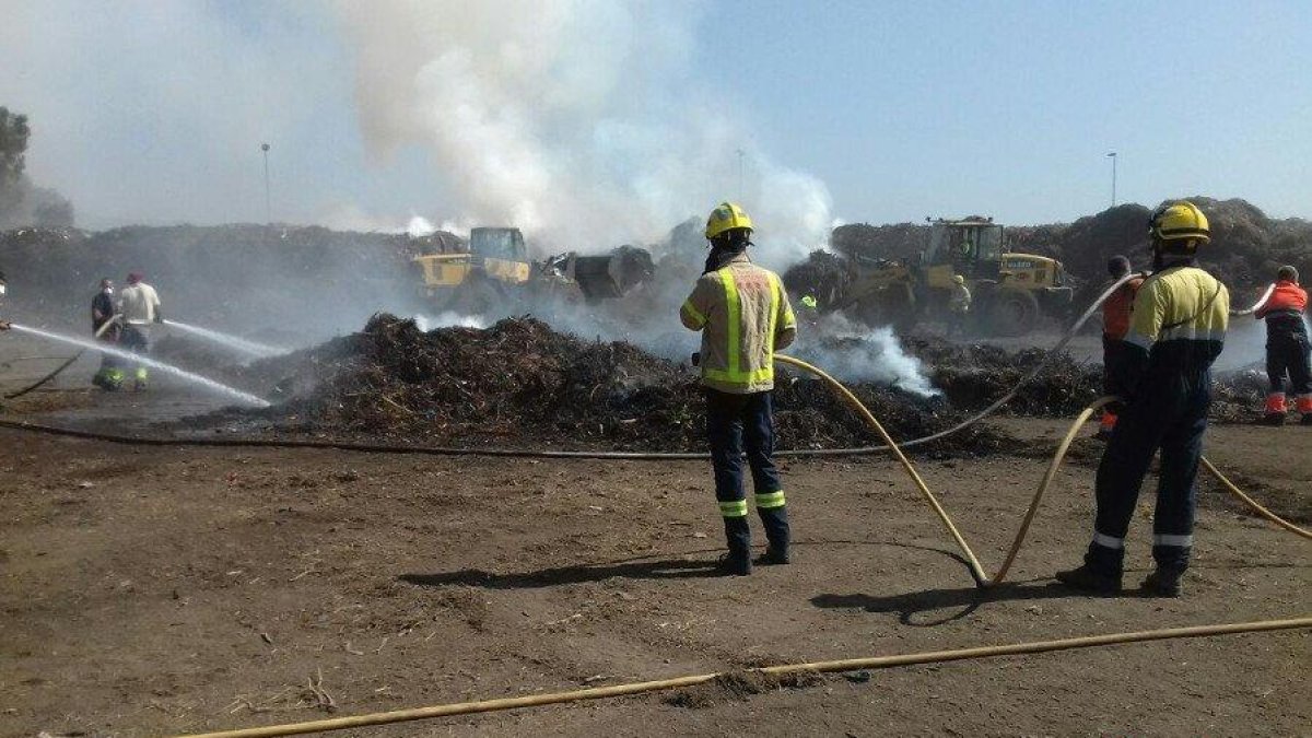Imagen de los Bomberos trabajando en el incendio de una pila de restos de poda en Botarell.