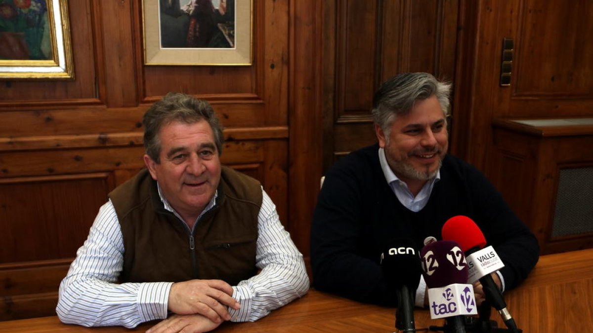 Plano abierto de los alcaldes Montblanc y de Valls, Josep Andreu y Albert Batet, en la rueda de prensa.