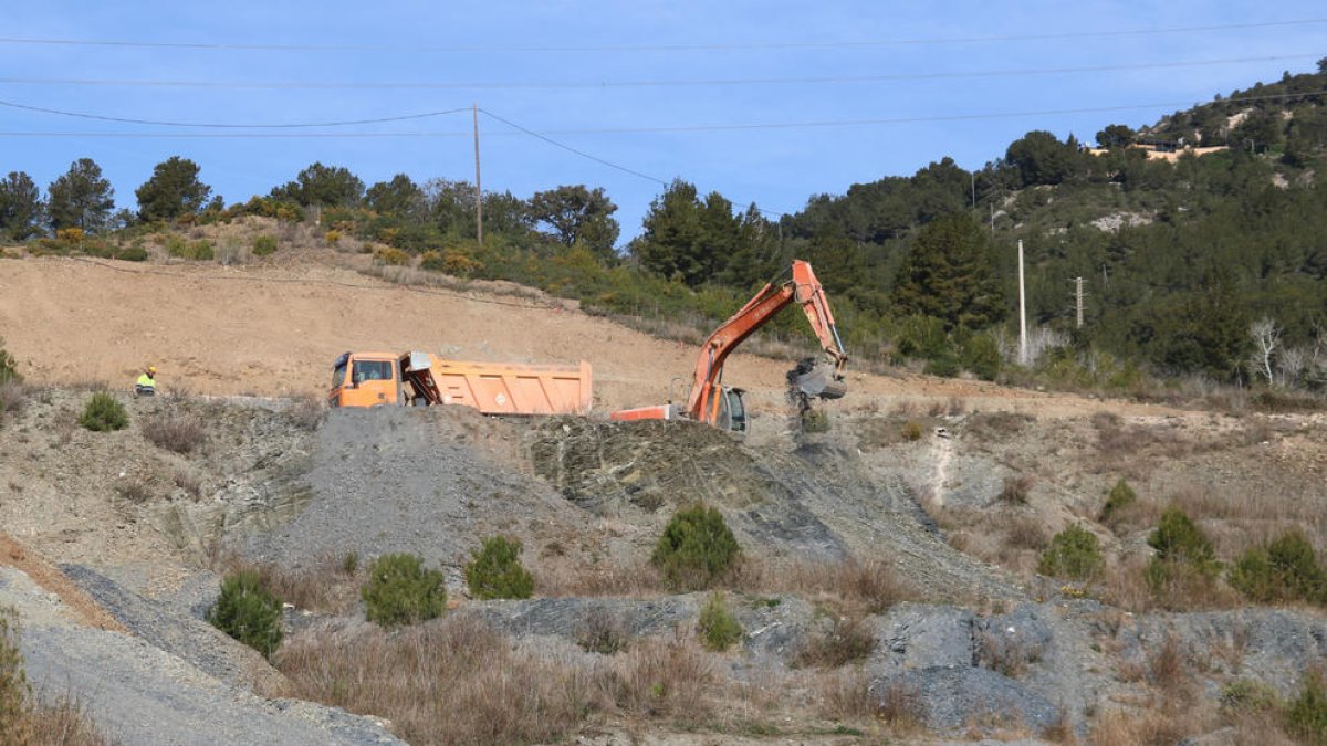 Máquinas trabajando en los pies de la montaña al Coll de Lilla, entre el Alt Camp y la Conca de Barberà, como a actuación previa a la excavación del túnel de la A-27.