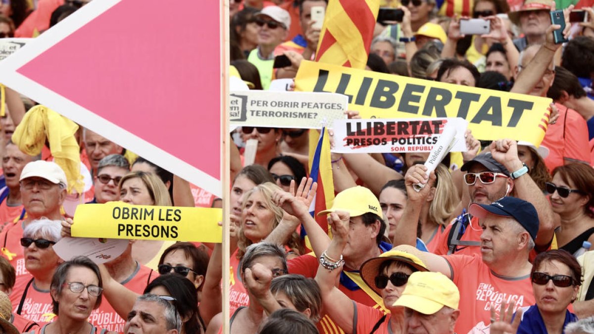 Los manifestantes reclaman libertad para|por los presos políticos durante la manifestación de la Festividad este 11 de septiembre del 2018.