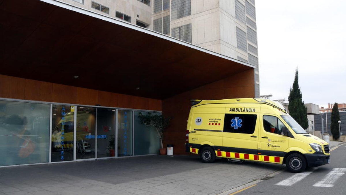 Plano abierto de una ambulancia estacionada en el área de Urgencias del Hospital Joan XXIII de Tarragona.