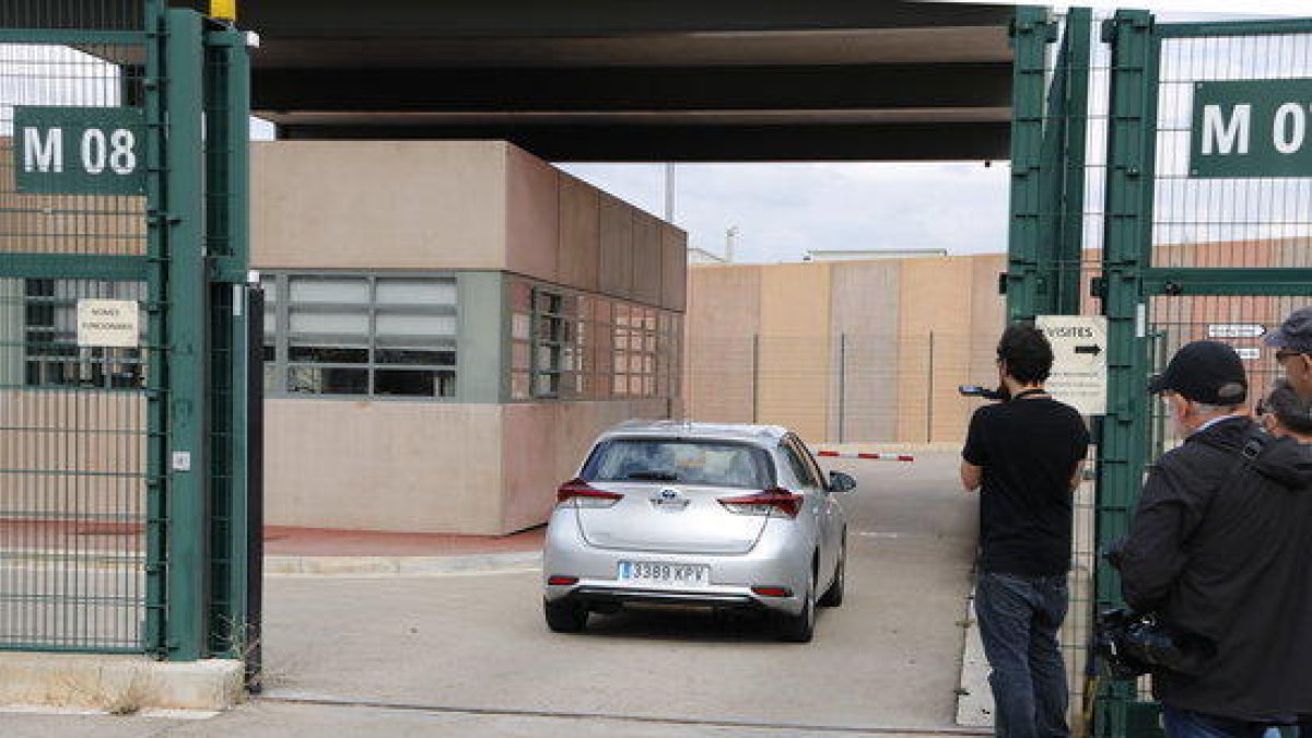 El vehicle que van utilitzar Sergi Sabrià i Joan Tardà per entrar a la presó de Lledoners.