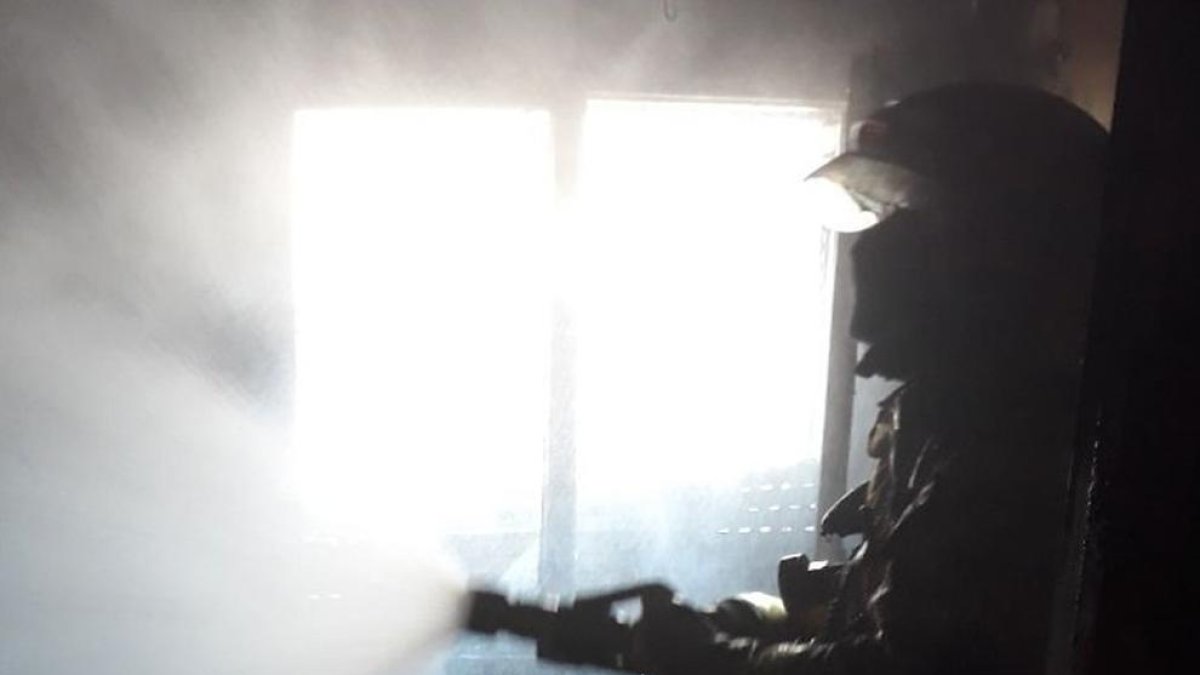 Imatge dels Bombers actuant al pis incendiat.