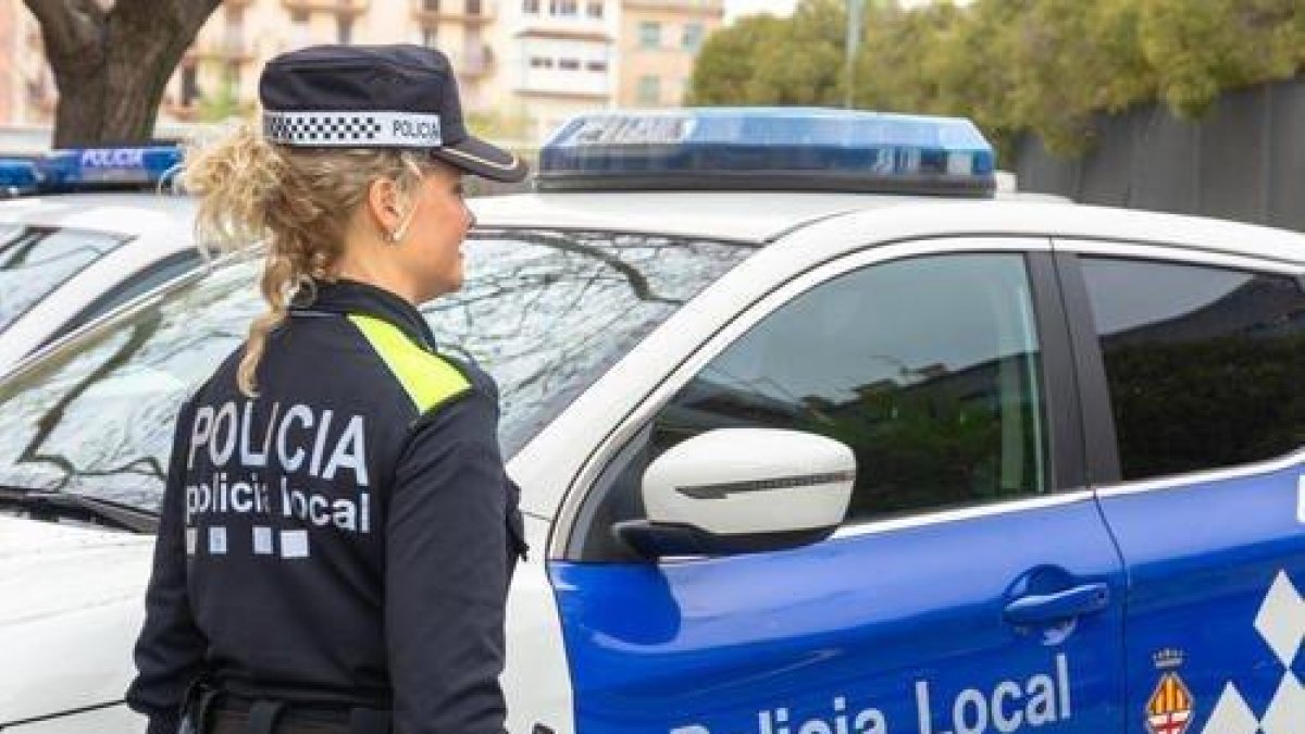 Imagen de archivo de una agente de la Policía Local de Manresa.