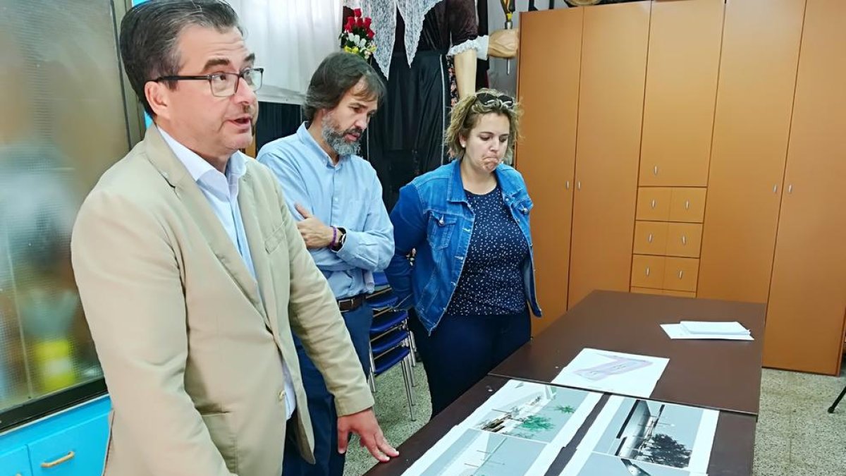 Martín i Berrio, con los planos del proyecto que se presentó en mayo del año pasado.