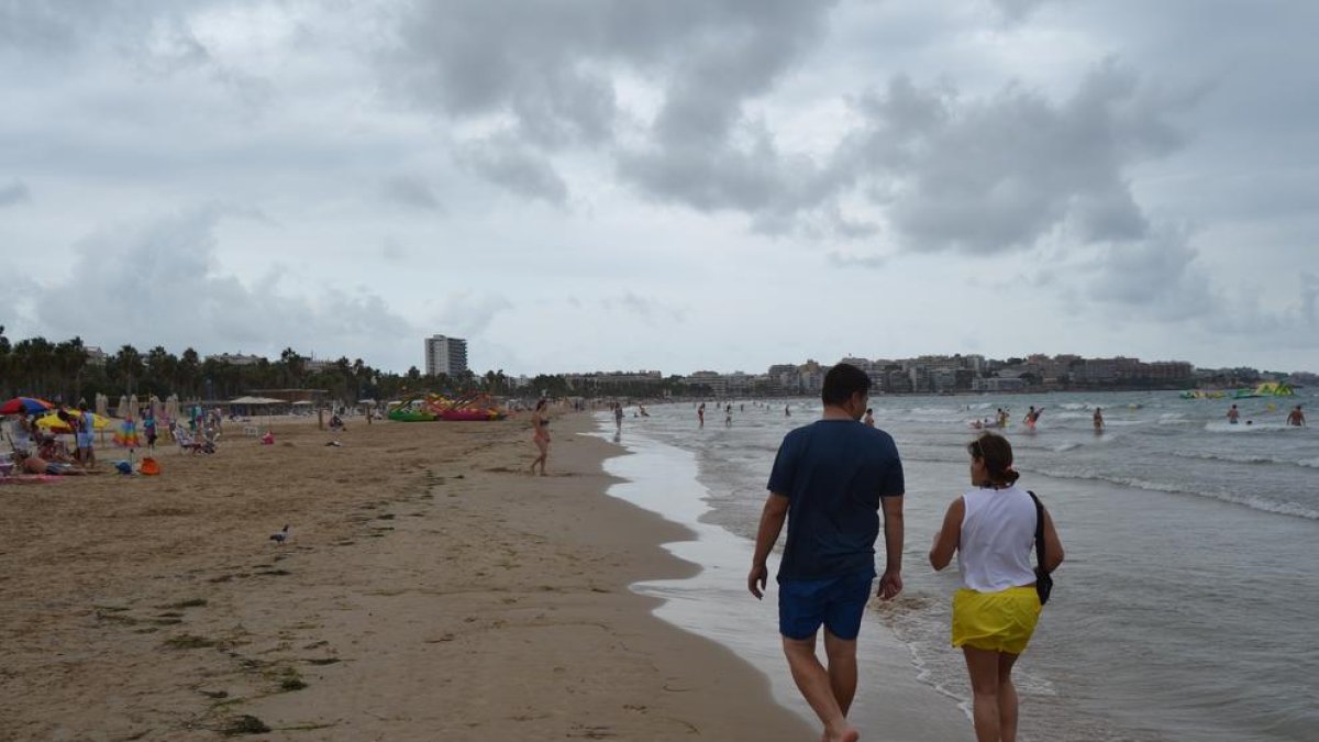 La platja de Llevant de Salou –una de les més concorregudes durant tota la temporada–  ahir a primera hora de la tarda.