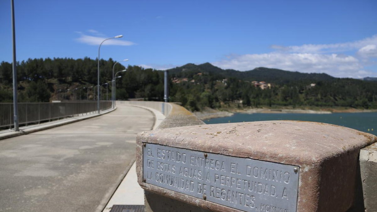 Una placa on es llegeix que les aigües són propietat de la comunitat de regants, al pantà de Riudecanyes.